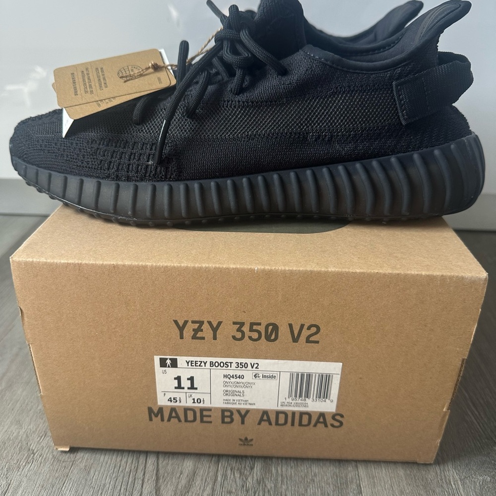 YEEZY BOOST 350 V2 ONYX SIZE 11 MENS BRAND NEW NWT